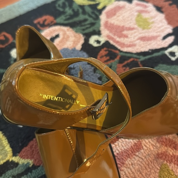 INTENTIONALLY BLANK Brown Patent Heels - Picture 8 of 9